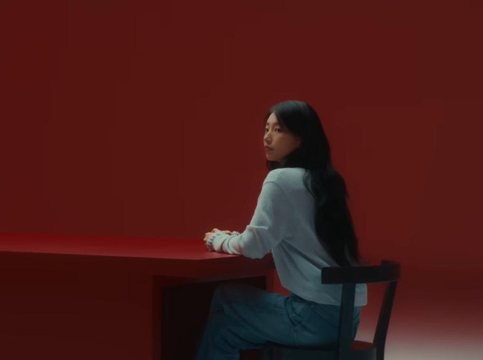 Lee Do Hyun dan Bae Suzy tampil bersama dalam video klip Stay milik grup Urban Zakapa yang dirilis pada Senin, (3/11/2025) lalu.