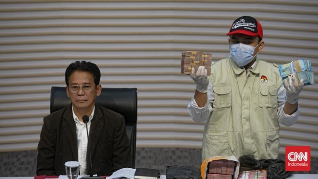 Gubernur Riau Abdul Wahid diduga menerima setoran Rp4,05 miliar dari Dinas PUPR-PKPP. KPK menetapkan dia dan dua tersangka lain dalam kasus korupsi ini.