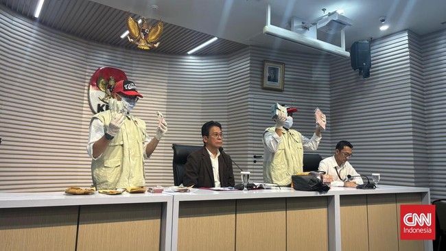 KPK mengamankan sejumlah barang bukti berupa dokumen dan barang elektronik saat menggeledah rumah dinas Gubernur Riau Abdul Wahid.