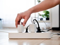 Hujan Lebat dan Petir, Haruskah Cabut Elektronik di Rumah?