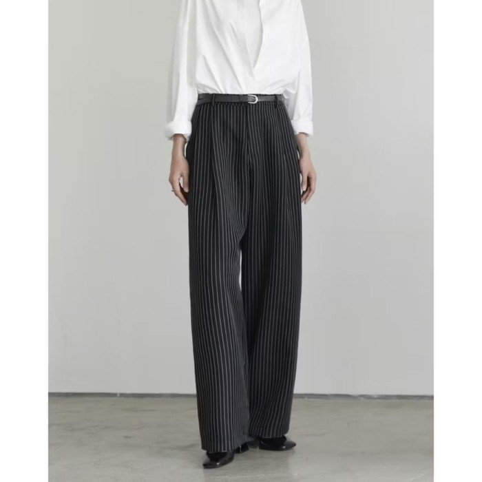 Celana ini menghadirkan cutting relaxed fit, membuat kamu nyaman beraktivitas seharian. Bahannya terbuat dari polyester, sehingga jatuh dan ringan saat digunakan dan tidak mudah kusut.