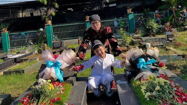 4 Th Kepergian Almarhum Vannesa Angel dan Suami, Ini Curahan Hati Mertua di Depan Makam soal Gala Sky