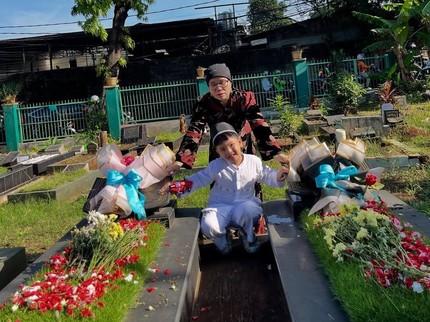 4 Th Kepergian Almarhum Vannesa Angel & Suami, Ini Curahan Hati Mertua di Depan Makam soal Gala Sky