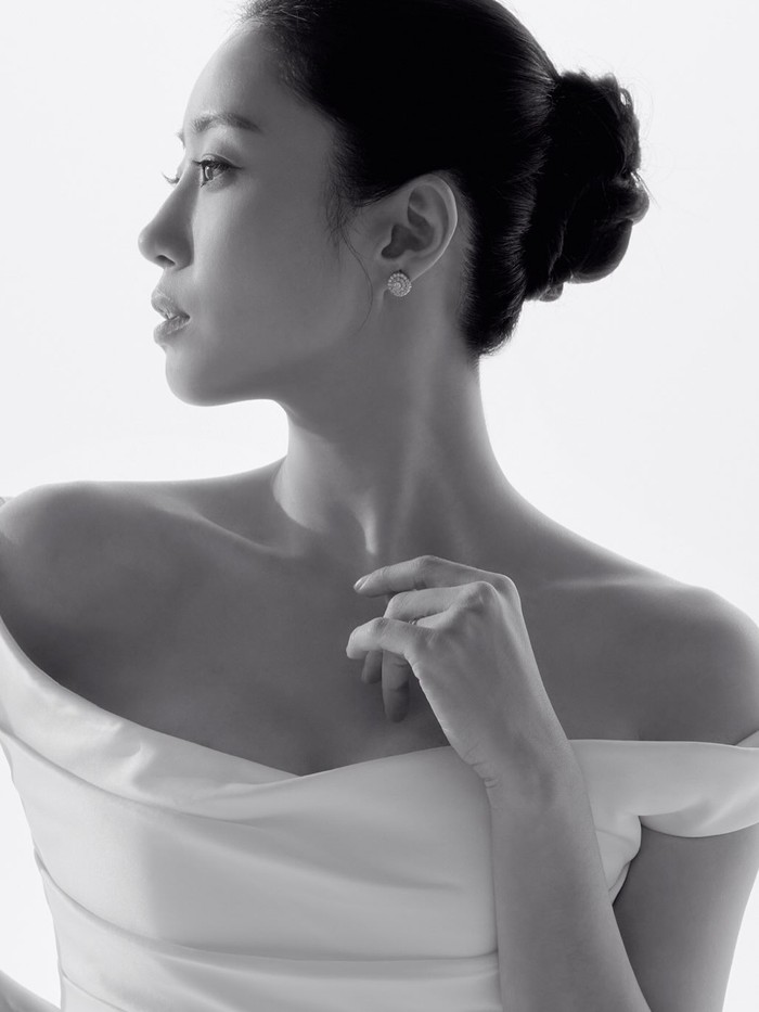 Foto-foto pre-wedding Eunjung T-ARA menekankan kesan klasik dengan penataan gaya rambut disanggul yang memperlihatkan seluruh kecantikan murni, keindahan proporsi tubuh, dan pesona anggun./ Foto: instagram.com/eunjung.hahm