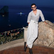 Get The Look: Gaya Kasual Elegan Jonathan Bailey, Si 