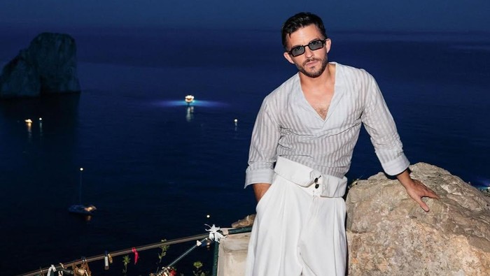 Get The Look: Gaya Kasual Elegan Jonathan Bailey, Si 