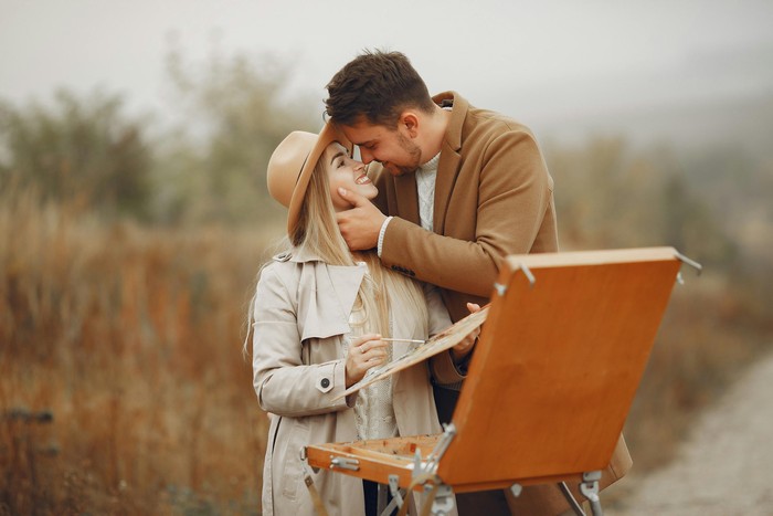 Salurkan sisi artistik kalian dengan mengikuti workshop kreatif. Kalian bisa mencoba kelas melukis, membuat keramik, merangkai bunga, atau bahkan membuat lilin aromaterapi.