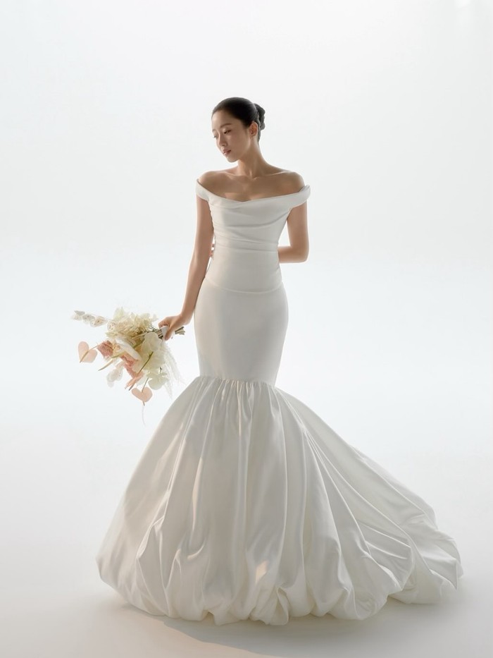 Idol K-Pop generasi ke-2 yang kini juga aktif sebagai aktris tersebut mengekspresikan suka citanya yang melimpah ruah dan penuh warna dengan menambahkan emotikon sebuket bunga di caption unggahan terbarunya./ Foto: instagram.com/eunjung.hahm