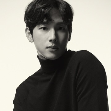 Siap Mulai Awal Baru, Im Si Wan Resmi Gabung Agensi THEBLACKLABEL