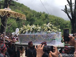 Hujan Gerimis Sambut Kedatangan Jenazah Paku Buwono XIII di Pajimatan Imogiri