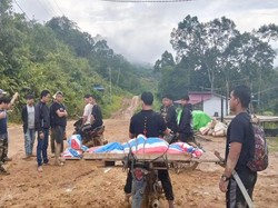 Akses Jalan Berlumpur, Jenazah Warga Sanggau Diangkut Pakai Motor