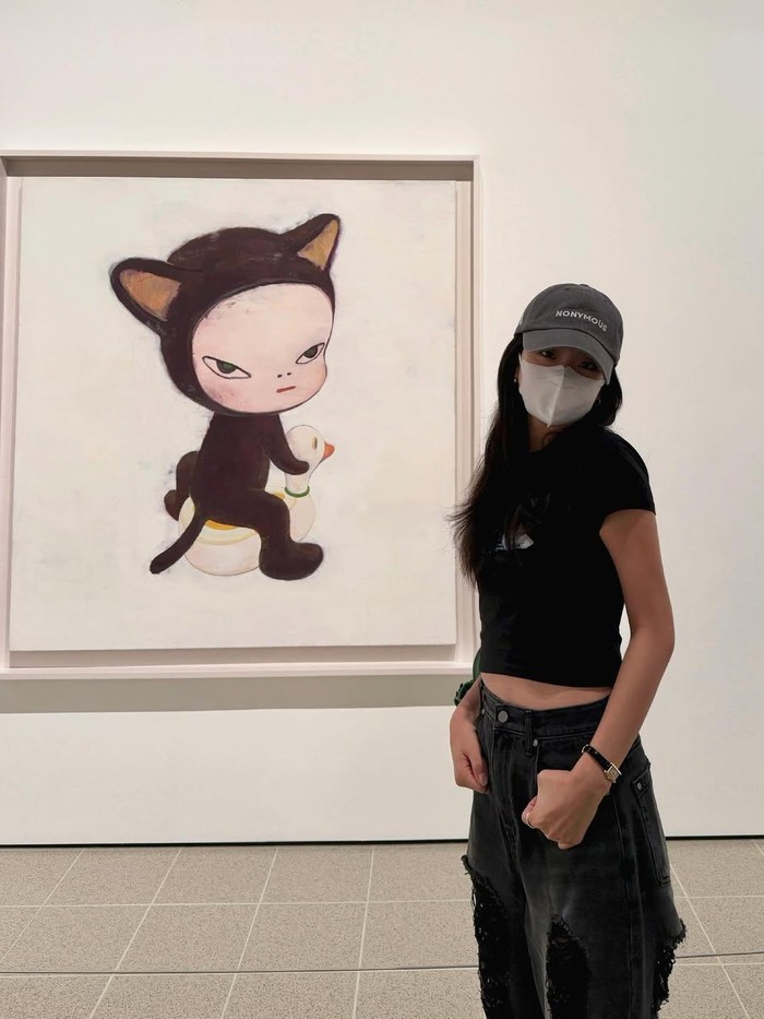 Jisoo BLACKPINK memamerkan gaya simpel dengan outfit serba hitam dalam potret berikut ini. Hanya menggunakan baggy jeans dan crop top bernuansa hitam, ia sudah terlihat menawan dan modis!/ Foto: instagram.com/sooyaaa__