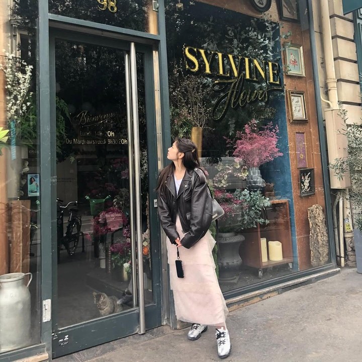 <p>Namun, kemampuan akting Jung So Min bukan hanya satu-satunya yang menjadi daya tarik para penggemar. Pesonanya yang cantik dan piawai dalam padu padan <em>outfit</em> pun sering menuai pujian.&nbsp;(Foto: Instagram @somin_jj)</p>