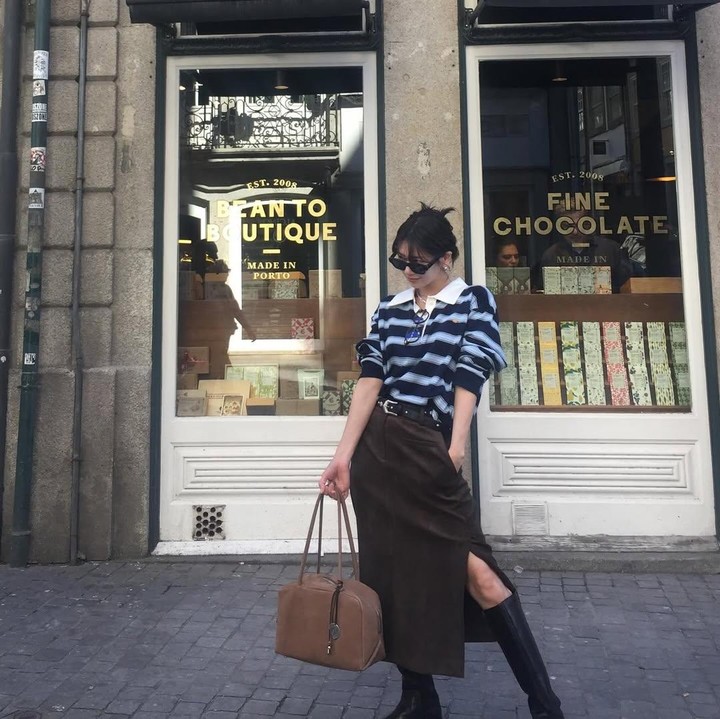 <p>Tak sedikit para penggemar yang mungkin terinspirasi dari gaya berpakaian perempuan 36 tahun ini, terutama ketika liburan. Jung So Min dikenal sebagai salah satu aktris yang cukup <em>stylish.</em> Misalnya saja, seperti foto berikut, gaya kasual modernnya saat liburan di Portugal ini berhasil membuatnya dibanjiri pujian penggemar.&nbsp;&nbsp;(Foto: Instagram @somin_jj)</p>