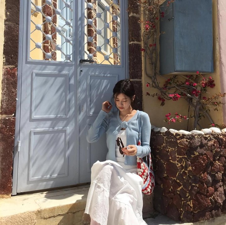 <p>Jung So Min pun sering kali tampil anggun menggunakan <em>dress</em> dan <em>outer</em> ketika liburan di daerah dengan cuaca panas, seperti foto berikut saat berlibur ke Santorini. &ldquo;Awwww sangat cantik,&rdquo; tulis akun <em>@fingersofs****.</em> &ldquo;Kamu terlihat sangat cantik, tapi kamu juga punya gaya yang unik. Kepribadianmu bersinar melalui fotomu dan membuat kami jatuh cinta,&rdquo; tulis akun <em>@somini****.&nbsp;</em>(Foto: Instagram @somin_jj)</p>