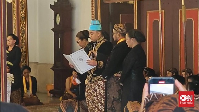 Putra Mahkota Keraton Surakarta, KGPAA Hamangkunagoro mendeklarasikan ikrar kenaikan takhta Kasunanan Surakarta Hadiningrat dengan sebutan SISKS Pakubuwana XIV.