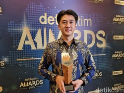 Advokat Muda Billy Handiwiyanto Diganjar Penghargaan detikJatim Awards