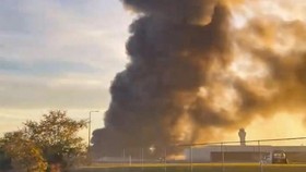 Damkar Berjibaku Padamkan Api pasca Pesawat Kargo Jatuh di Kentucky