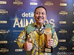 Ali Mufti Raih detikJatim Awards Berkat Perjuangan untuk Infrastruktur Desa