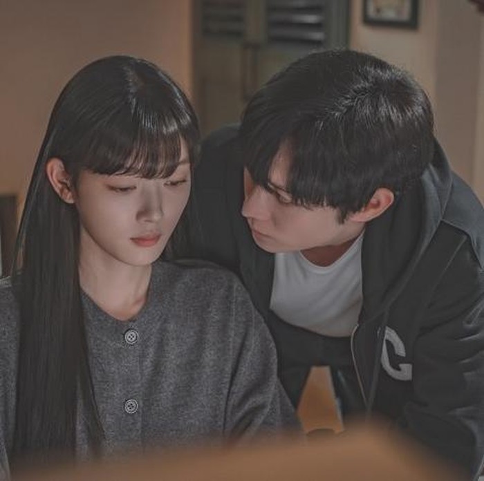 Drakor Dear X menceritakan Baek Ah Jin, seorang aktris muda berbakat yang tumbuh di lingkungan penuh kekerasan dan kesepian. Popularitasnya yang dulu bersinar mulai memudar ketika sifat aslinya diketahui publik.