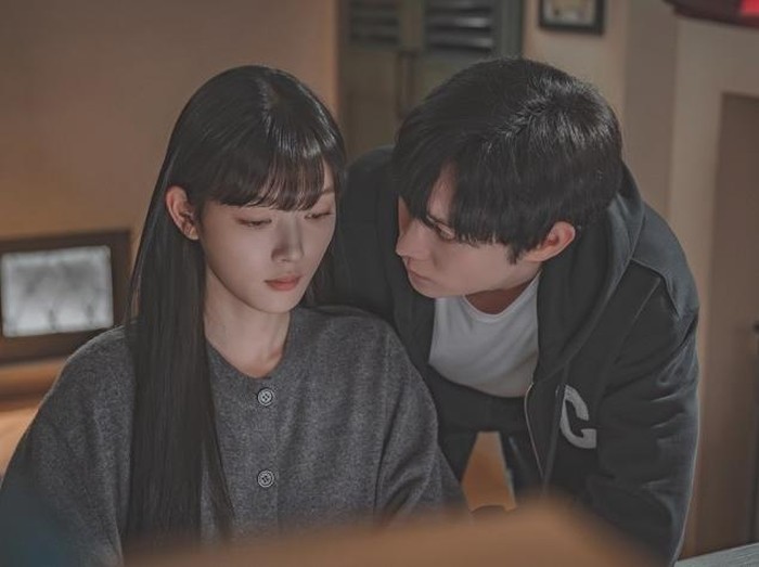 Drakor Dear X menceritakan Baek Ah Jin, seorang aktris muda berbakat yang tumbuh di lingkungan penuh kekerasan dan kesepian. Popularitasnya yang dulu bersinar mulai memudar ketika sifat aslinya diketahui publik.