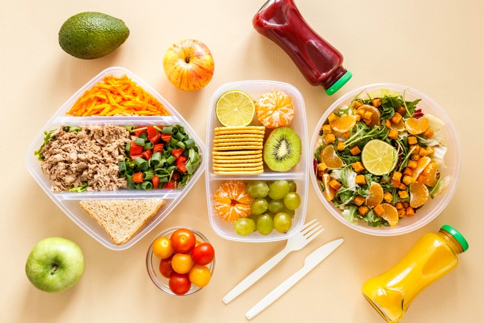 Menu bekal siang yang lezat dan sehat tak harus membosankan. Perpaduan sayuran segar, protein tinggi, dan karbohidrat kompleks bisa jadi kunci energimu seharian. Dengan variasi rasa dan warna yang menarik, setiap suapan bekal jadi pengalaman baru yang menggugah selera tanpa rasa monoton.