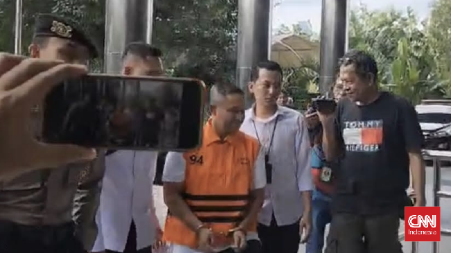 KPK menahan Gubernur Riau Abdul Wahid dalam OTT terkait dugaan pemerasan. Tiga tersangka ditetapkan, uang Rp1,6 miliar disita. Konferensi pers akan digelar.