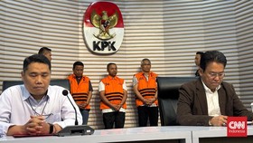 KPK Geledah Rumah Dinas Gubernur Riau