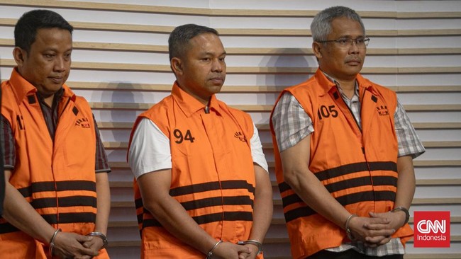 Gubernur Riau disebut meminta 'jatah preman' sebesar Rp7 miliar dari kenaikan anggaran sebesar 147 persen dalam APBD untuk proyek jalan dan jembatan,