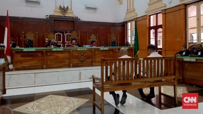 Hakim Khamozaro Waruwu kehilangan seluruh pakaian dan dokumen penting akibat kebakaran rumah. Ia sedang memimpin sidang kasus korupsi saat kejadian.