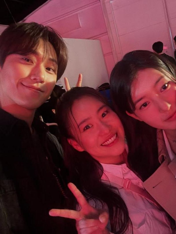 Fakta menarik ternyata Bae Suzy dan Jo Hyun Ah telah bersahabat selama belasan tahun. Penampilan Bae Suzy dalam video klip milik grupnya memberikan sukacita tersendiri.