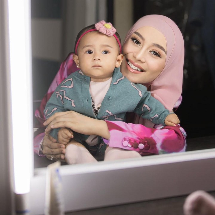 <p>Di kehamilan ketiga ini, Lesti masih aktif melakukan aktivitas sambil tetap momong putrinya Leshia. Ia juga diketahui masih menyusui putri kecilnya itu meski tengah hamil, Bunda. "Sekarang masih ASI karena stok ASI masih banyak. Jadi selagi enggak ada masalah, enggak ada kontraksi dan lain-lain (ga apa-apa)," kata Lesti Kejora dikutip dari laman <em>YouTube Insertlive</em>. (Foto: Instagram @lestikejora)</p>