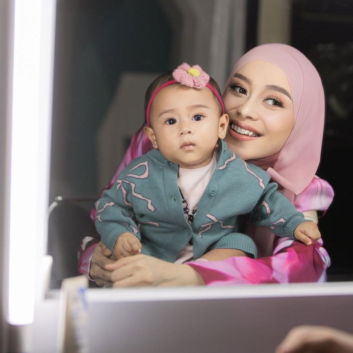 <p>Meski tengah hamil, Lesti tetap mencurahkan kasih sayangnya ke sang putri, Leshia. Belum lama ini, Lesti membagikan momen kebersamaannya dengan Baby Leshia di Instagram. "Teteh sama bunda. <em>AllahummaBaarik</em>," tulis Lesti dalam unggahan ini. (Foto: Instagram @lestikejora)</p>