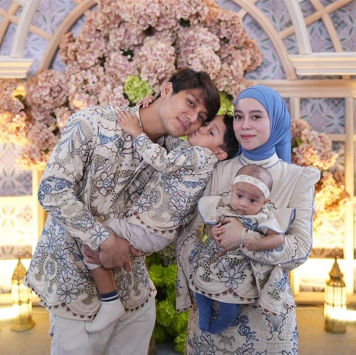 <p>Penyanyi dangdut Lesti Kejora tengah menjalani kehamilan ketiganya, Bunda. Lesti hamil anak ketiga setelah sekitar empat bulan melahirkan anak keduanya Leshia Tivana Billar. Saat ini, usia kehamilan Lesti diketahui sudah memasuki trimester kedua. (Foto: Instagram @lestikejora)</p>