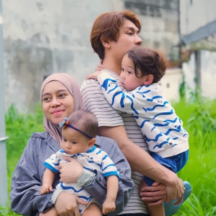 <p>Hamil dengan jarak yang dekat membuat Lesti kini fokus pada perkembangan Leshia yang belum genap setahun. Lesti dan suami sebisa mungkin memberikan kasih sayang yang cukup untuk anaknya yang sebentar lagi menjadi kakak. "Kami pasti mengupayakan agar anak2 kami tumbuh tanpa merasa kekurangan cinta dan kecemburuan akan kasih sayang," tulis Rizky Billar di Instagram beberapa waktu lalu. (Foto: Instagram @lestikejora)</p>