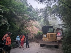 Jalan Kaponan-Ketep Magelang Tertutup Buntut Tebing 20 Meter Longsor