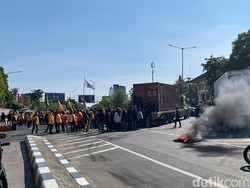 Mahasiswa Demo di Depan UNM Makassar, Lalin AP Pettarani Macet