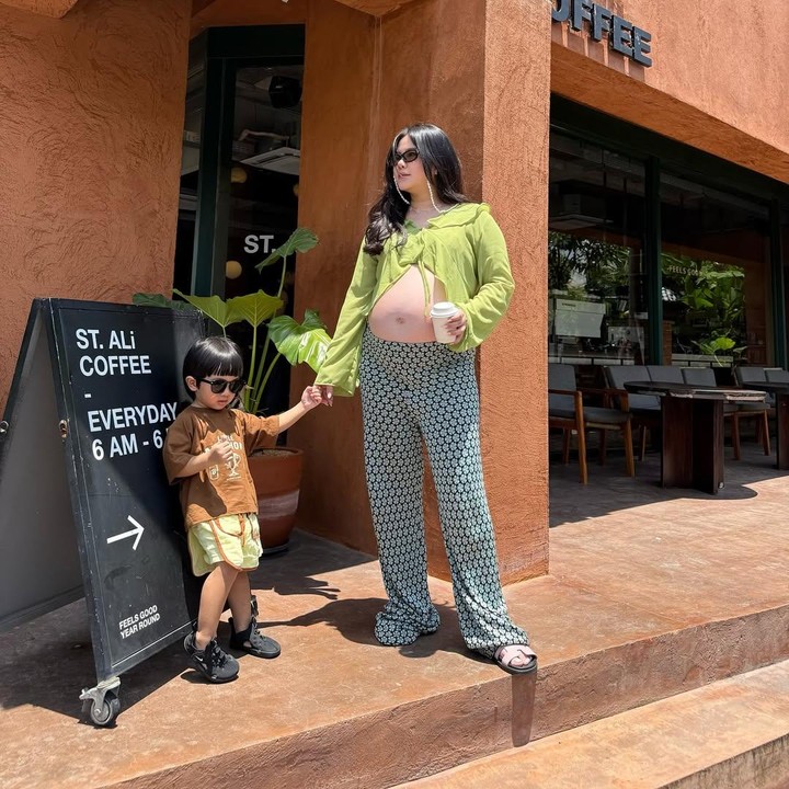 <p>Melisa juga sempat meminta ide nama bayi perempuan dengan unsur Jepang kepada netizen. Alhasil, banyak netizen mengusulkan nama dengan unsur Jepang di kolom komentar unggahannya. "Info nama anak cewek yang ada unsur jepangnya plsssss," tulis Melisa dalam <em>postingan</em> beberapa waktu lalu. (Foto: Instagram @melisahart_)</p>