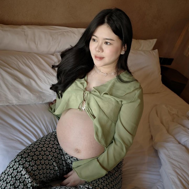 <p>Penyanyi dan jebolan ajang pencarian bakat, Melisa Melisa Hart atau Melisa Idol, sebentar lagi melahirkan anak kedua. Saat ini, Melisa tengah menikmati masa-masa kehamilan sembari menjalankan peran sebagai Bunda dari satu anak. (Foto: Instagram @melisahart_)</p>