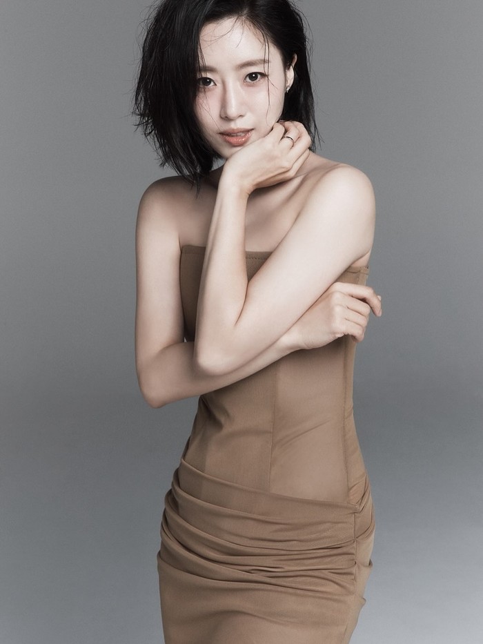 Menikah di musim gugur, Eunjung tak lupa untuk mengambil foto pernikahan dengan menggunakan gaun cokelat berpotongan elegan yang menyatu dengan visual berserinya di salah satu foto pre-wedding./ Foto: instagram.com/eunjung.hahm