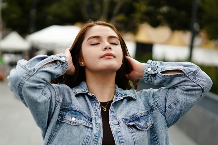 Pertimbangkan aktivitas terapeutik seperti meditasi, yoga, menulis jurnal, atau berjalan-jalan di luar. Jadwalkan di kalender, seperti membuat janji dengan dokter atau rapat dengan atasan di kantor.