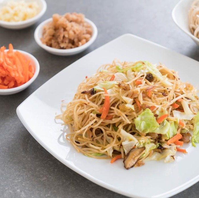 Mi jagung dengan topping ayam suwir, telur rebus, dan sayur rebus menghadirkan kombinasi rasa gurih dan segar yang menggugah selera. Menu bekal siang ini bukan hanya lezat, tapi juga sehat dan anti monoton untuk menemani aktivitas seharian.