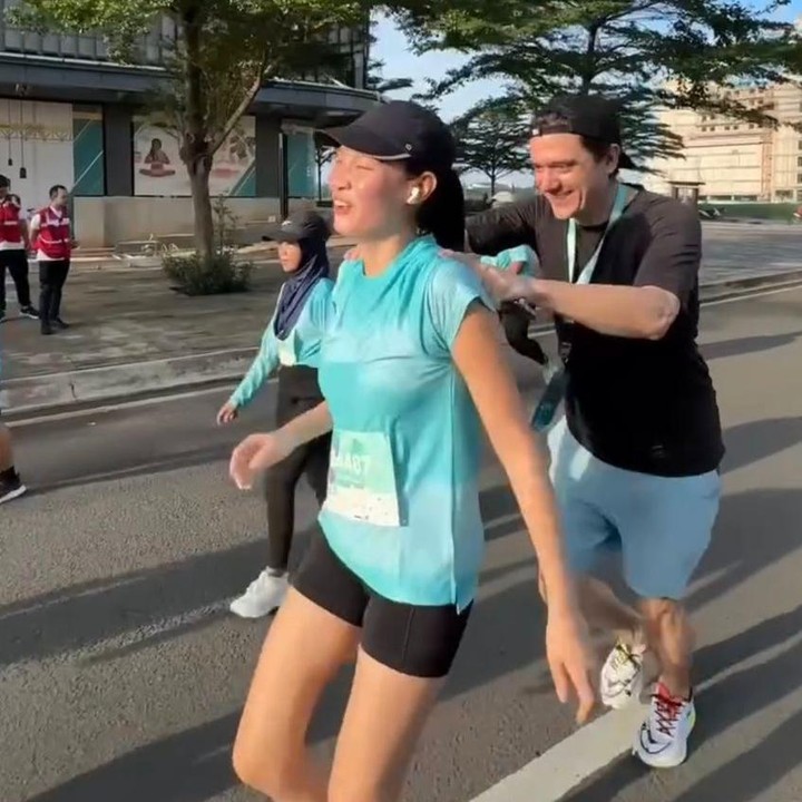 <p>Namun, bukan momen manis yang jadi sorotan, melainkan aksi kocak Daniel Bertoli saat mendukung Patricia. Saat sang istri mulai lelah, Bertoli justru mendorongnya dari belakang supaya bisa semangat lagi, Bunda. (Foto: Instagram @patriciagouw)</p>
