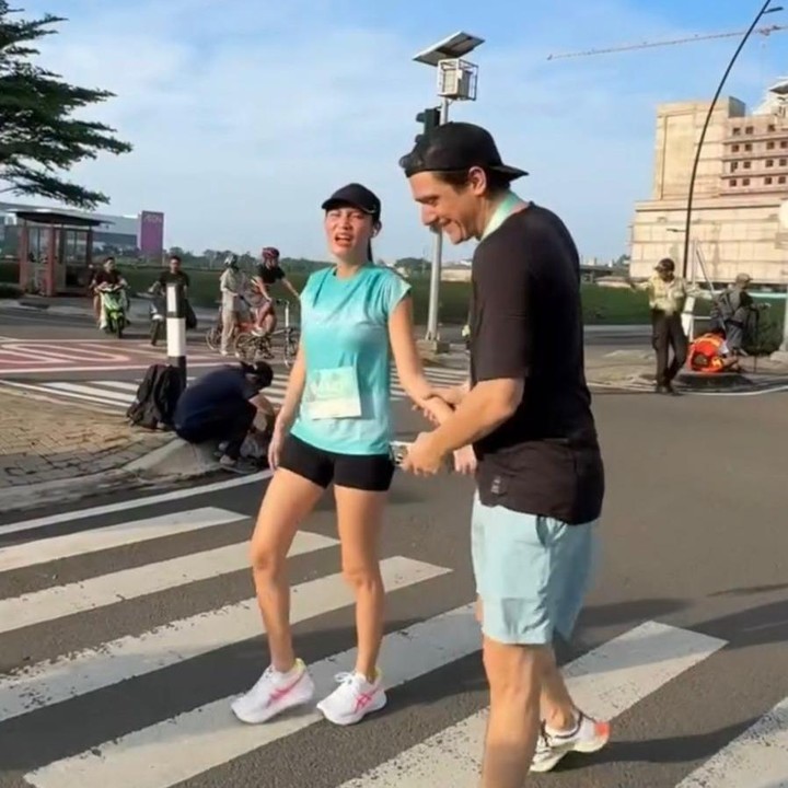 <p>Kerap dikira kalem, suami Patricia Gouw ini ternyata aslinya sangat humoris lho, Bunda. "Beginilah si pak bertoli asli nya. <em>Push to the limit,"</em> tulis Patrica Gouw lewat <em>caption</em> di Instagramnya. (Foto: Instagram @patriciagouw)</p>