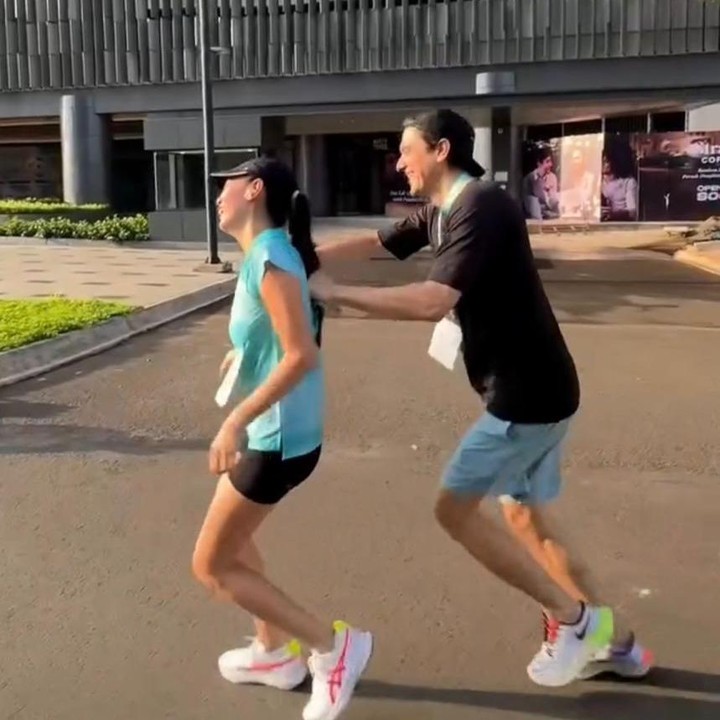 <p>Melihat postingan itu, tak sedikit warganet yang merasa terhibur dengan momen kocak suami Patrcia Gouw ini, Bunda. Salah satunya dari akun Instagram <em>@shy****</em> yang mengatakan, "Hahahhaha ketawa sambil lari itu beneran gk ada tenaga, lucu bgt sih papa mama zoe,". "Papa zoe besok besok pake tali tambang ajaaa nari mama zoe nya yaa," tulis<em> @geg****</em>. "Hahaha....suaminya maunya lari bareng2," tambah <em>@apr****.</em> (Foto: Instagram @patriciagouw)</p>