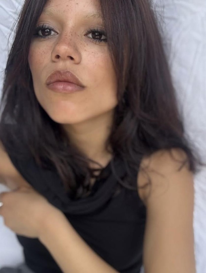 Untuk mendapatkan tampilan Monster's Muse Makeup, kamu bisa memilih tinted moisturizer atau foundation dengan light coverage untuk memberikan tampilan halus yang natural.