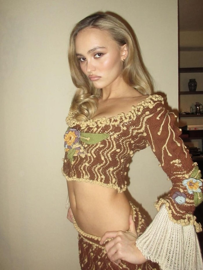 Tren Monster’s Muse Makeup merupakan gaya riasan yang memadukan nilai estetika dark romance dengan sentuhan soft-goth yang lembut dan elegan. Look satu ini tidak fokus pada tampilan yang flawless, tetapi memberikan sentuhan natural dan cenderung sedikit pucat