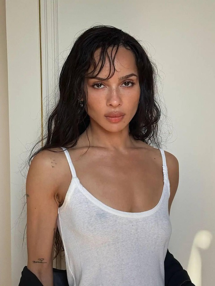 Tren Monster's Muse Makeup banyak disukai karena banyak orang juga tertarik pada film dengan genre Dark Romance. Selain tren fesyen dengan konsep tersebut yang berhasil mencuri perhatian, makeup look-nya tak mau ketinggalan.