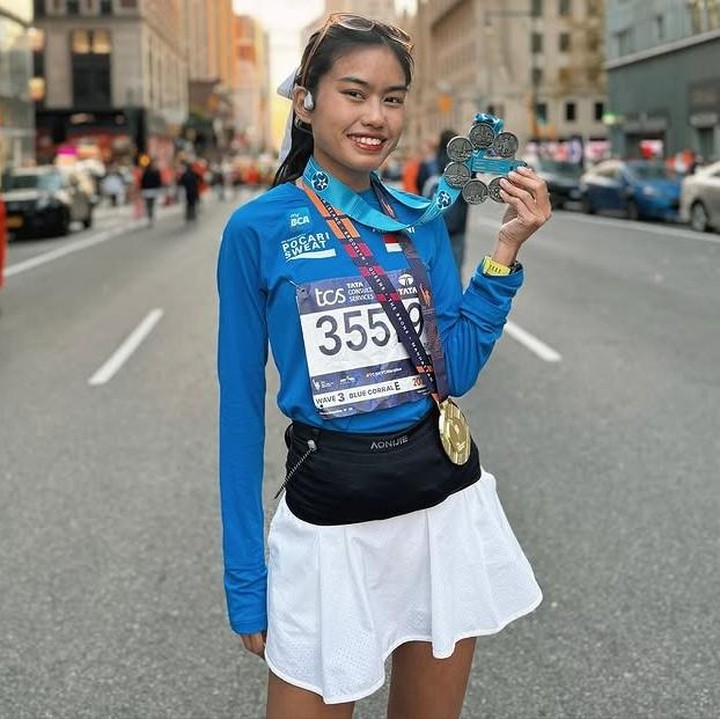 <p>Momen itu ia bagikan langsung melalui akun Instagram pribadinya,<em> @namiradjani</em>.&nbsp;Ia berhasil mencatat waktu selama 3 jam 59 menit untuk menuntaskan lari sejauh lebih dari 42 km di New York, Bunda. (Foto: Instagram @namiradjani)</p>