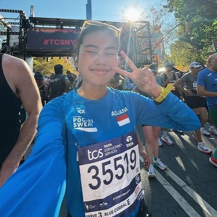 <p>Kabar membanggakan datang dari putri sulung Alya Rohali, Namira Adjani. Di usianya yang kini menginjak 25 tahun, Namira resmi dinobatkan sebagai Six Star Finisher Perempuan Termuda dari Indonesia setelah sukses mengikuti New York Marathon 2025 dan meraih Six Star Medal di ajang World Major Marathon (WMM). (Foto: Instagram @namiradjani)</p>